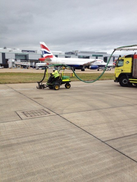 H2GO hydroblasting line removal Gatwick Airport